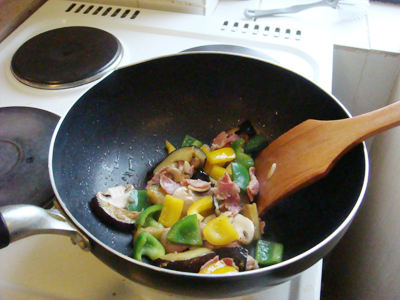 油冒烟炒菜的害处,炒菜时油冒烟才放菜致癌吗