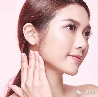 脸敏感泛红冒痘怎么解决 (春季脸干爆皮起痘)