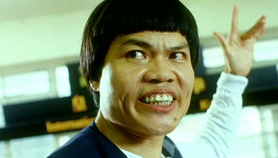 他是周星驰的*用御**龙套，老婆捧红了范冰冰，儿子居然是90后影帝