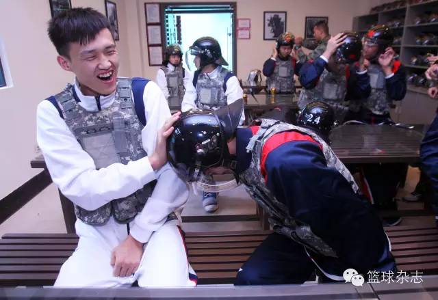 周鹏一家四口近照,周鹏夫妇资料