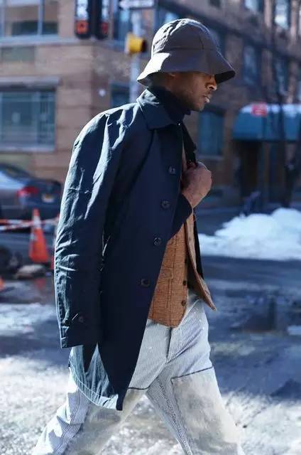 渔夫帽秋冬搭配街拍,夏季黑色渔夫帽女穿搭