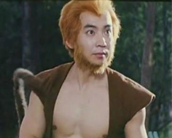 他是周星驰的*用御**龙套，老婆捧红了范冰冰，儿子居然是90后影帝