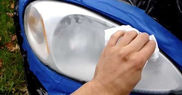 他拿出砂纸把雾化的车灯来回的擦,接下来神奇的事情发生了!