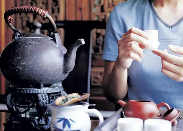 蓝色衬衫衣服上的茶叶渍,衣服上染了茶渍怎么洗掉