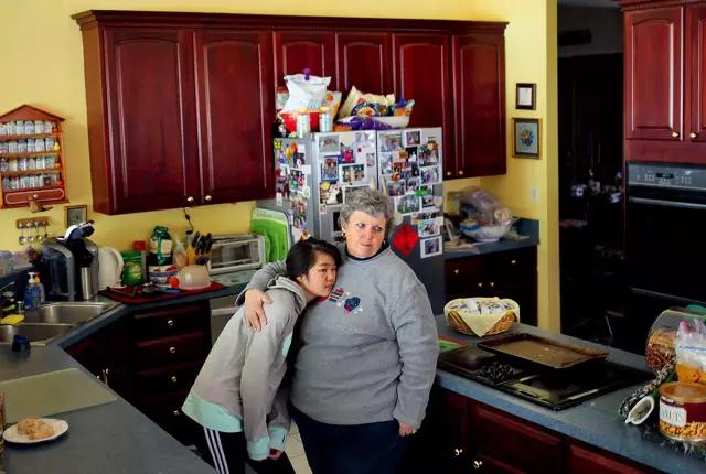 亚细亚孤儿：无处安放的爱与孤独