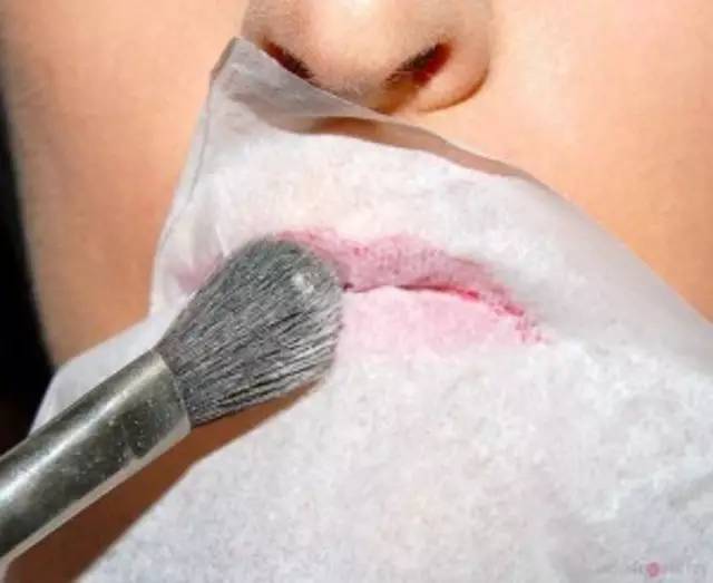 怎样涂口红不会掉,正确涂口红且不掉的方法