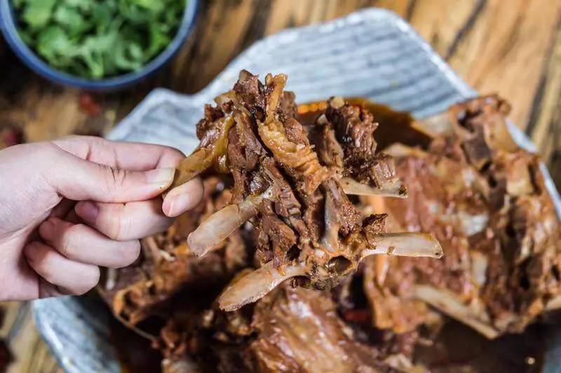 没有“马砂”怎么办？在白堤路这家天津范儿的“吃货大食堂”里，烧烤、火锅、麻小、炒海鲜可以轮番PK到凌晨2点！