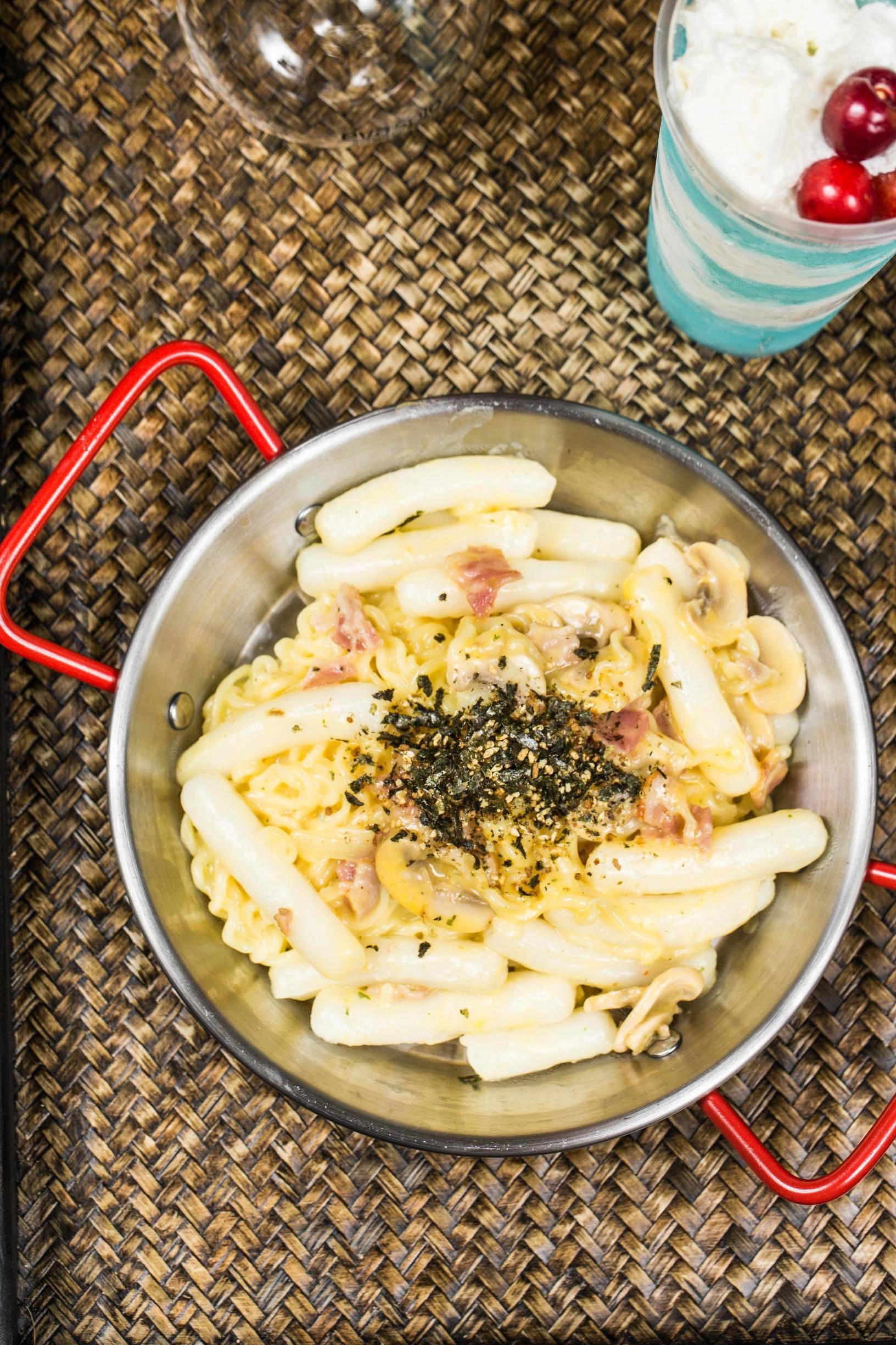 “五级辣”火山辣烤猪蹄、芝士烤肉锅、活鳗鱼三吃,想尝津城独一家才有的招牌菜,你得去津城美食街—西湖道!你能挑战顶级辣?还能打五折