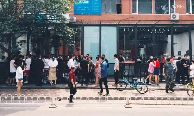 supremexlv联名外套,supreme和lv联名的红色卫衣