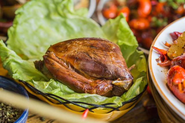 没有“马砂”怎么办？在白堤路这家天津范儿的“吃货大食堂”里，烧烤、火锅、麻小、炒海鲜可以轮番PK到凌晨2点！