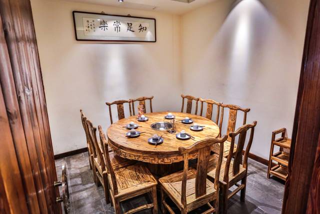 没有“马砂”怎么办？在白堤路这家天津范儿的“吃货大食堂”里，烧烤、火锅、麻小、炒海鲜可以轮番PK到凌晨2点！