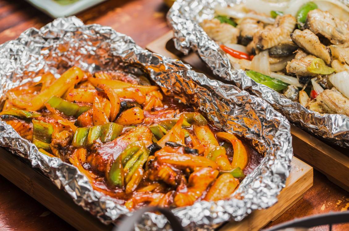 “五级辣”火山辣烤猪蹄、芝士烤肉锅、活鳗鱼三吃，想尝津城独一家才有的招牌菜，你得去津城美食街—西湖道！你能挑战顶级辣？还能打五折