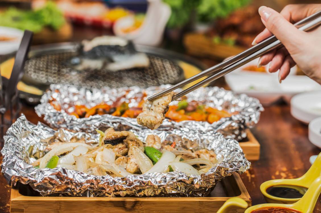 “五级辣”火山辣烤猪蹄、芝士烤肉锅、活鳗鱼三吃,想尝津城独一家才有的招牌菜,你得去津城美食街—西湖道!你能挑战顶级辣?还能打五折