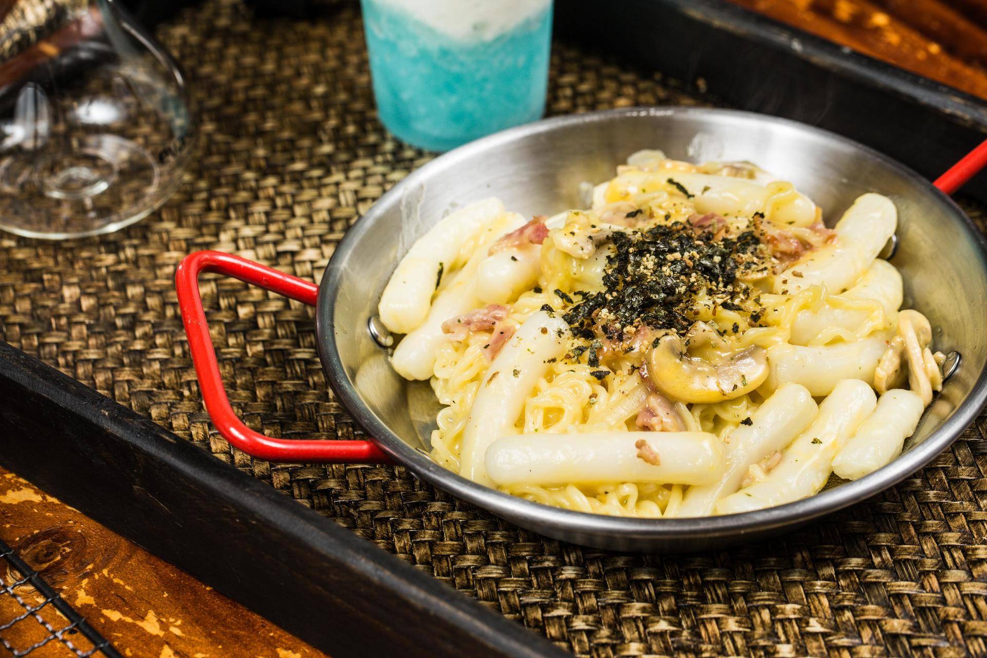 “五级辣”火山辣烤猪蹄、芝士烤肉锅、活鳗鱼三吃,想尝津城独一家才有的招牌菜,你得去津城美食街—西湖道!你能挑战顶级辣?还能打五折