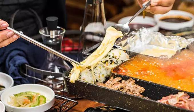 “五级辣”火山辣烤猪蹄、芝士烤肉锅、活鳗鱼三吃，想尝津城独一家才有的招牌菜，你得去津城美食街—西湖道！你能挑战顶级辣？还能打五折