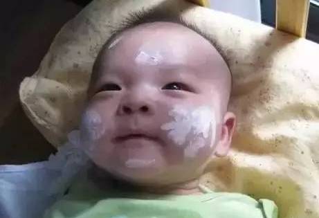 夏季给宝宝用痱子粉还是爽身粉,新生婴儿用痱子粉好还是爽身粉好