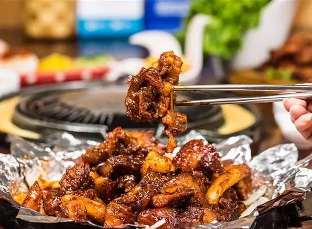 “五级辣”火山辣烤猪蹄、芝士烤肉锅、活鳗鱼三吃，想尝津城独一家才有的招牌菜，你得去津城美食街—西湖道！你能挑战顶级辣？还能打五折