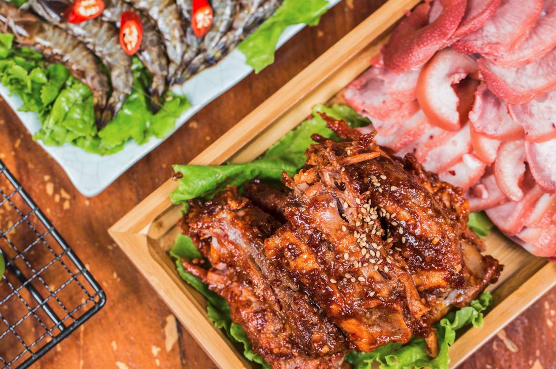 “五级辣”火山辣烤猪蹄、芝士烤肉锅、活鳗鱼三吃,想尝津城独一家才有的招牌菜,你得去津城美食街—西湖道!你能挑战顶级辣?还能打五折