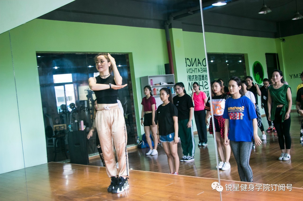 初学者用什么方法学好爵士舞,零基础爵士舞入门必学