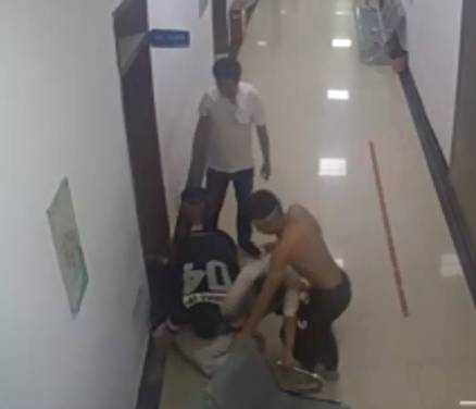 愤怒！安顺一医生被多名男子*力暴**围殴！头部遭踩踏、飞踹……监控记录全过程