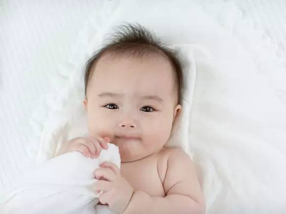 夏季给宝宝用痱子粉还是爽身粉,新生婴儿用痱子粉好还是爽身粉好