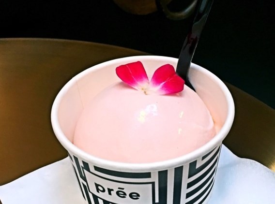 天气这么热还不来个清爽的冰淇淋,这么热的天唯有冰淇淋不可辜负