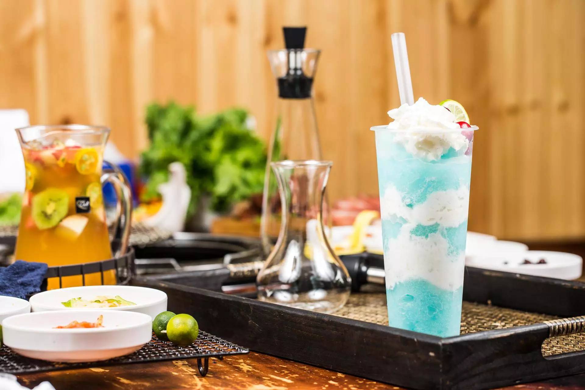 “五级辣”火山辣烤猪蹄、芝士烤肉锅、活鳗鱼三吃，想尝津城独一家才有的招牌菜，你得去津城美食街—西湖道！你能挑战顶级辣？还能打五折