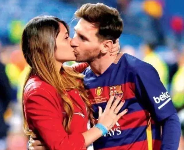 梅西30岁娶了自己爱了22年的女生,31岁篮球天才娶大10岁二婚妻子