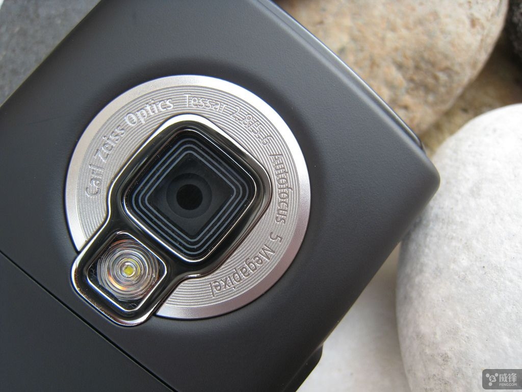 诺基亚用蔡司镜头还是蔡司认证的,蔡司什么意思