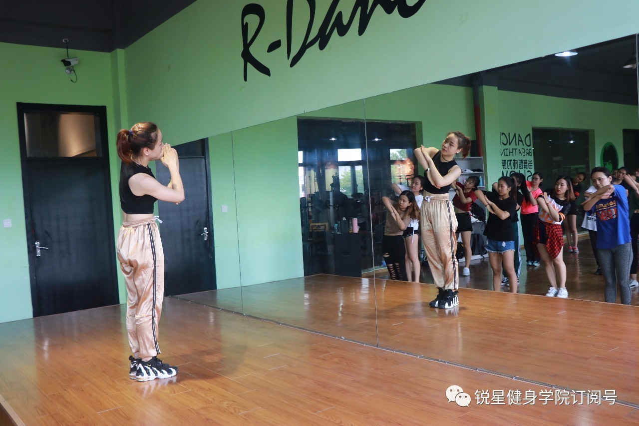 初学者用什么方法学好爵士舞,零基础爵士舞入门必学