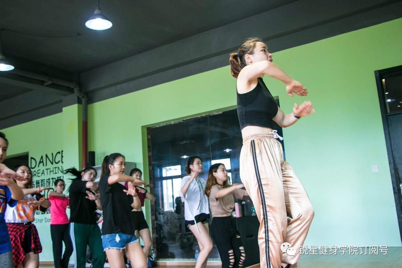 初学者用什么方法学好爵士舞,零基础爵士舞入门必学