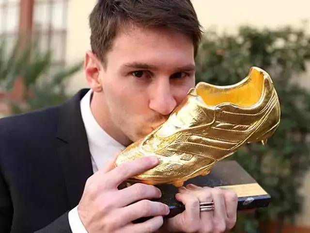 梅西30岁娶了自己爱了22年的女生,31岁篮球天才娶大10岁二婚妻子