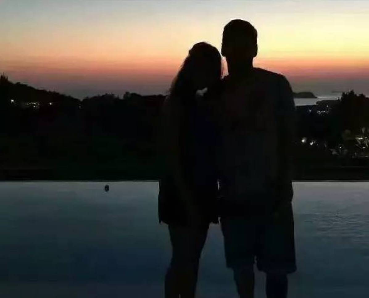 梅西30岁娶了自己爱了22年的女生,31岁篮球天才娶大10岁二婚妻子