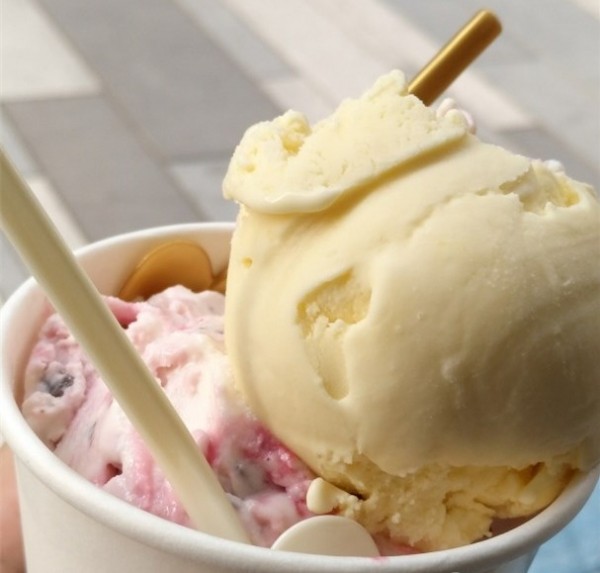 天气这么热还不来个清爽的冰淇淋,这么热的天唯有冰淇淋不可辜负
