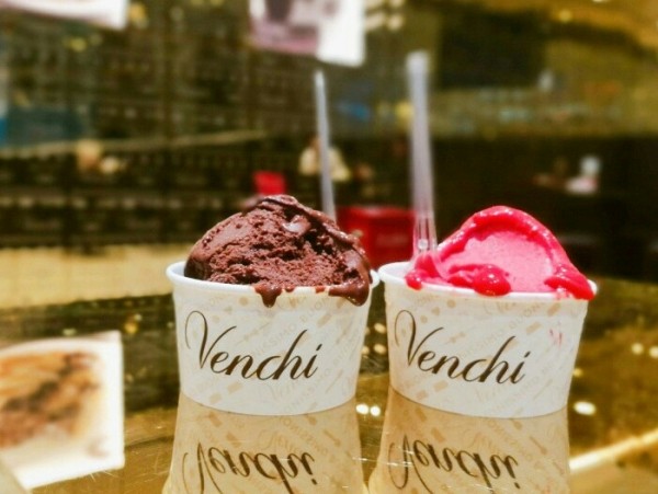 天气这么热还不来个清爽的冰淇淋,这么热的天唯有冰淇淋不可辜负