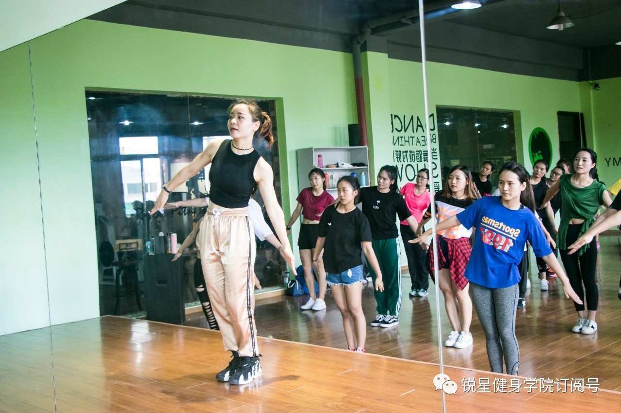 初学者用什么方法学好爵士舞,零基础爵士舞入门必学