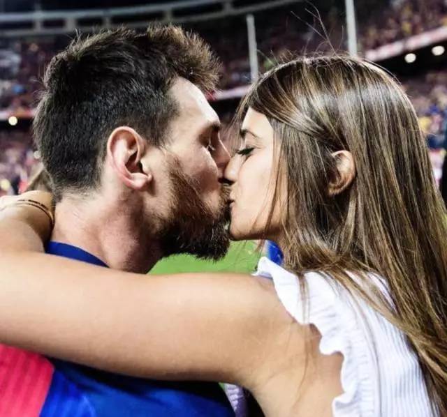 梅西30岁娶了自己爱了22年的女生,31岁篮球天才娶大10岁二婚妻子