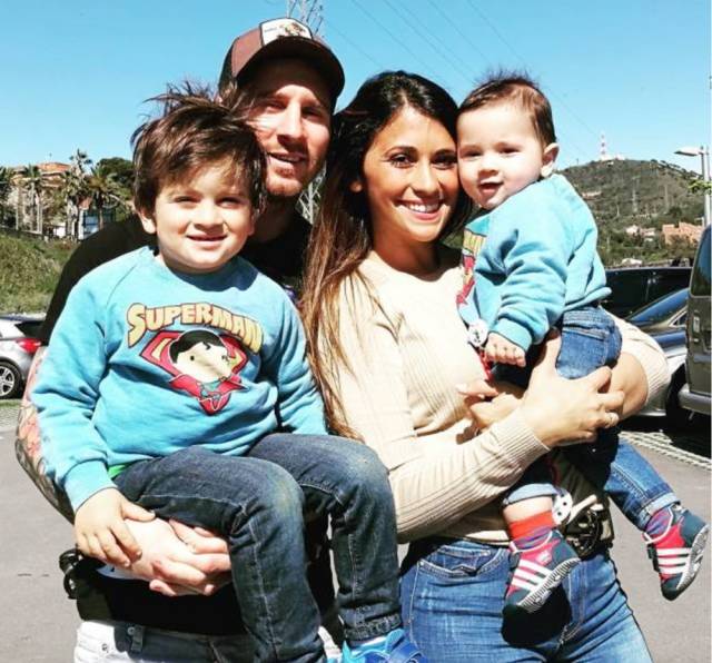 梅西30岁娶了自己爱了22年的女生,31岁篮球天才娶大10岁二婚妻子