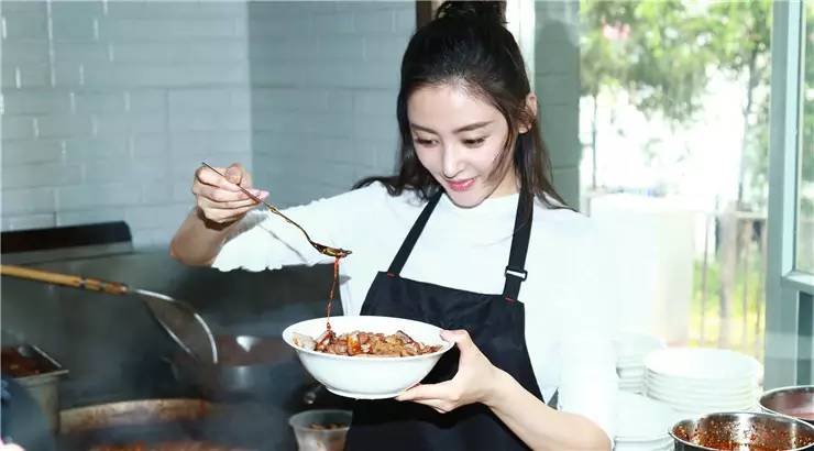 OMG｜太子妃张天爱转行卖卤煮，这还不是最夸张的明星餐厅