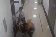 愤怒！安顺一医生被多名男子*力暴**围殴！头部遭踩踏、飞踹……监控记录全过程