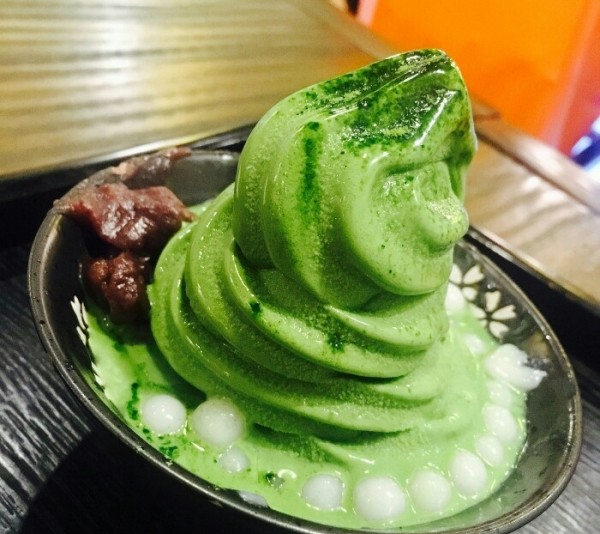 天气这么热还不来个清爽的冰淇淋,这么热的天唯有冰淇淋不可辜负