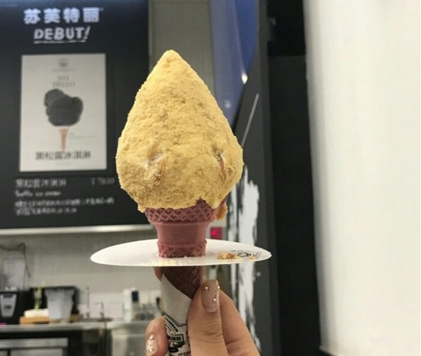 天气这么热还不来个清爽的冰淇淋,这么热的天唯有冰淇淋不可辜负