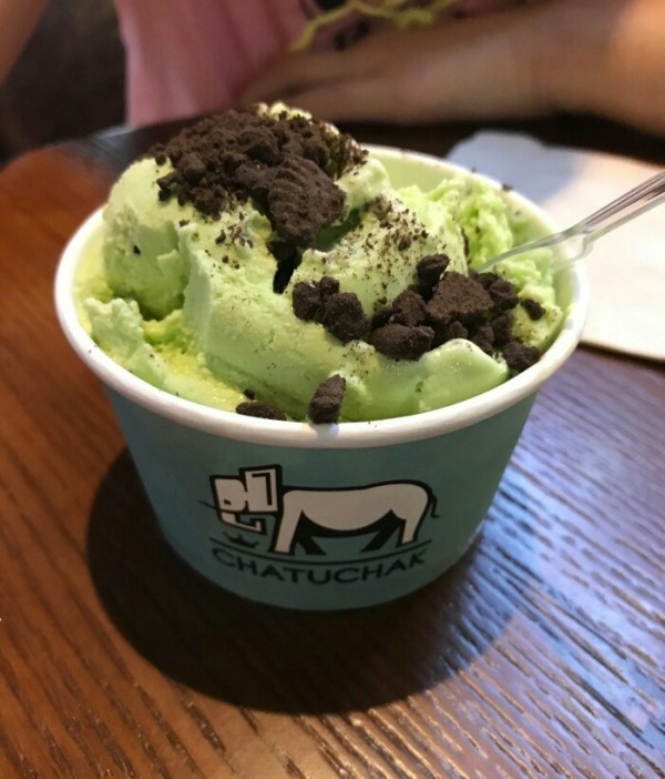 天气这么热还不来个清爽的冰淇淋,这么热的天唯有冰淇淋不可辜负