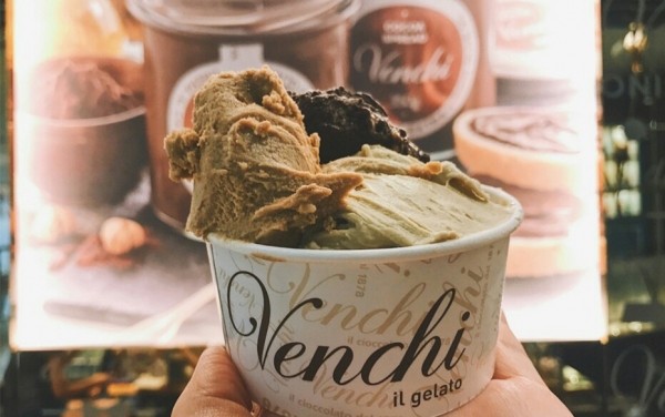 天气这么热还不来个清爽的冰淇淋,这么热的天唯有冰淇淋不可辜负