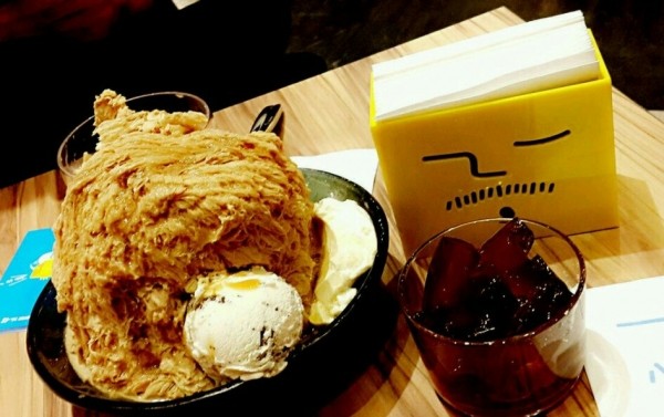 天气这么热还不来个清爽的冰淇淋,这么热的天唯有冰淇淋不可辜负