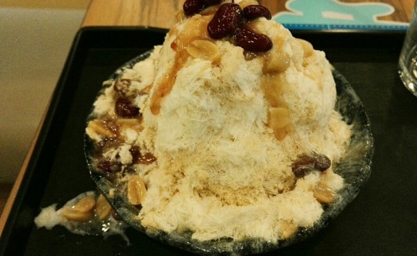 天气这么热还不来个清爽的冰淇淋,这么热的天唯有冰淇淋不可辜负