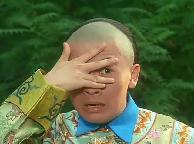 找乐子|赶紧翻出家里压箱底的塑料拖鞋和洗澡篮子,它们要带你走上时尚巅峰!