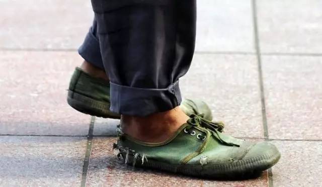 找乐子|赶紧翻出家里压箱底的塑料拖鞋和洗澡篮子,它们要带你走上时尚巅峰!