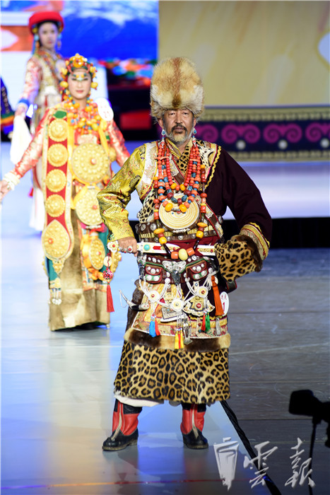 楚雄民族服饰图片,楚雄最漂亮的民族服装