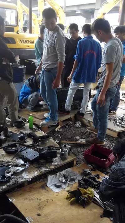 维修机械师傅的心酸,机械设备维修是非常辛苦的工作